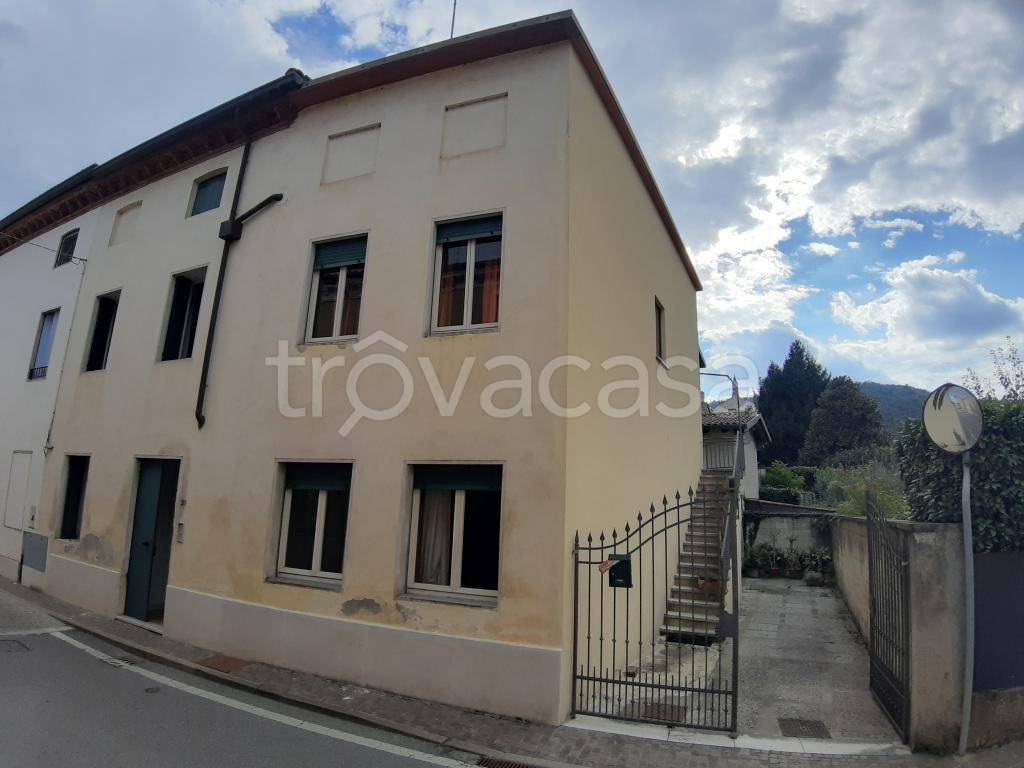casa indipendente in vendita ad Isola Vicentina in zona Castelnovo