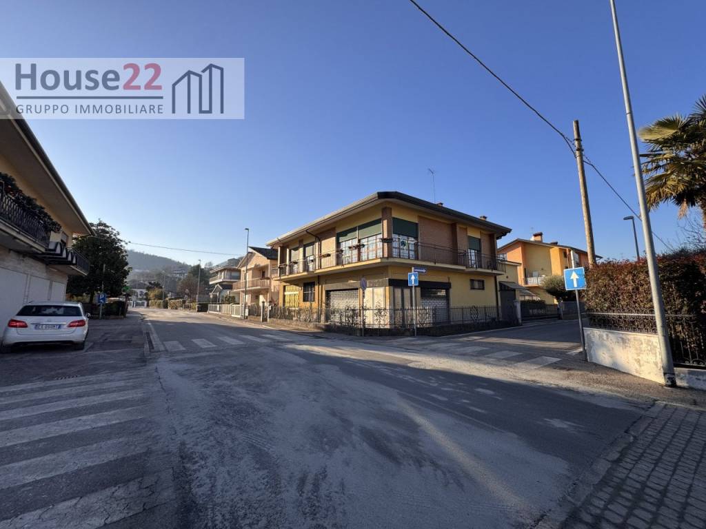 casa indipendente in vendita ad Isola Vicentina in zona Castelnovo