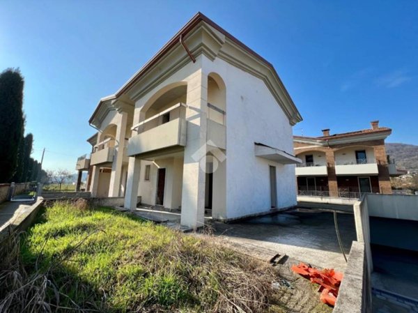 casa indipendente in vendita ad Isola Vicentina in zona Castelnovo