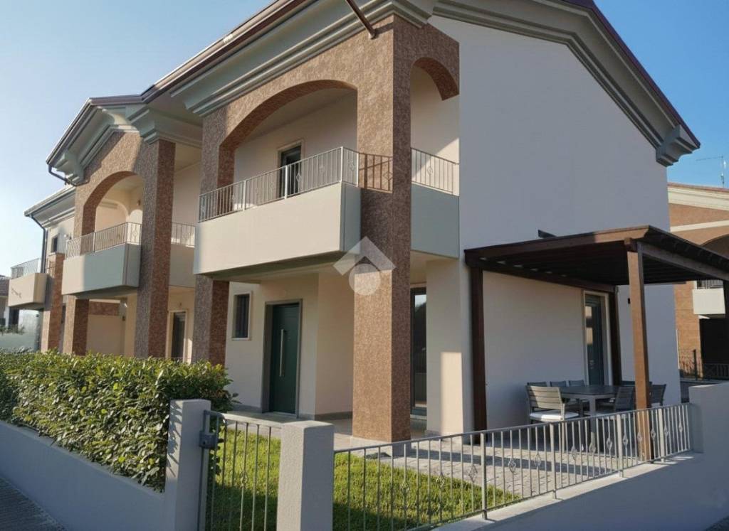 casa indipendente in vendita ad Isola Vicentina in zona Castelnovo