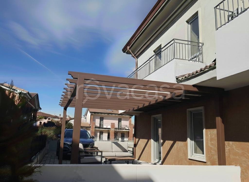 casa indipendente in vendita ad Isola Vicentina in zona Castelnovo
