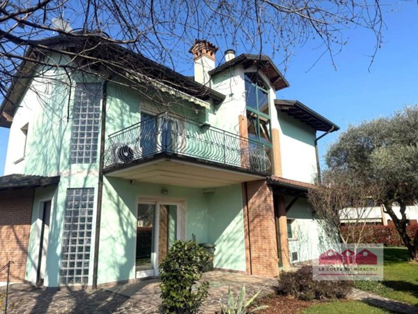 casa indipendente in vendita ad Isola Vicentina in zona Castelnovo