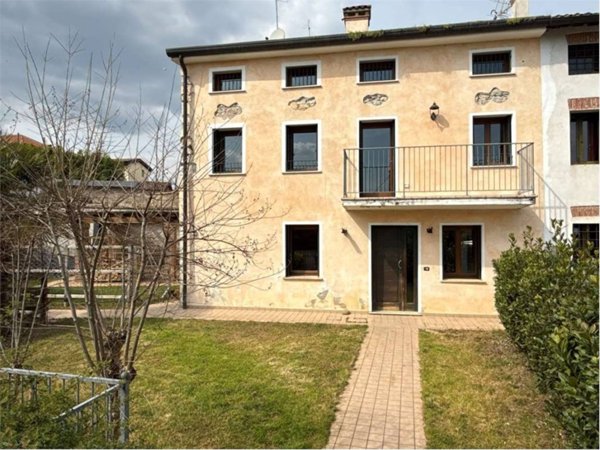 casa indipendente in vendita ad Isola Vicentina in zona Castelnovo
