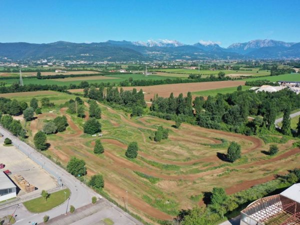 locale commerciale in vendita ad Isola Vicentina