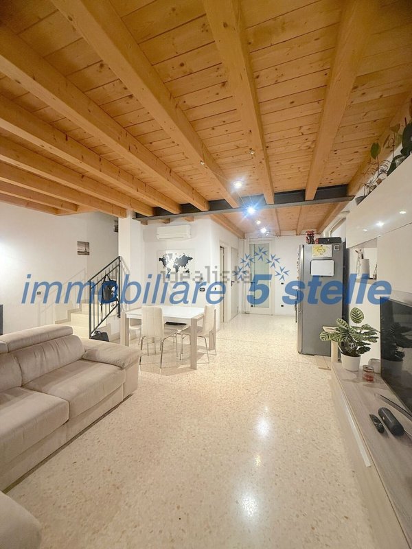 casa indipendente in vendita ad Isola Vicentina in zona Castelnovo