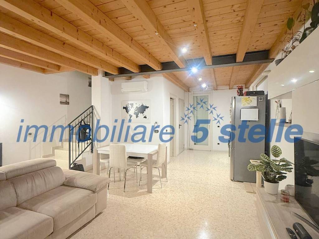 casa indipendente in vendita ad Isola Vicentina in zona Castelnovo