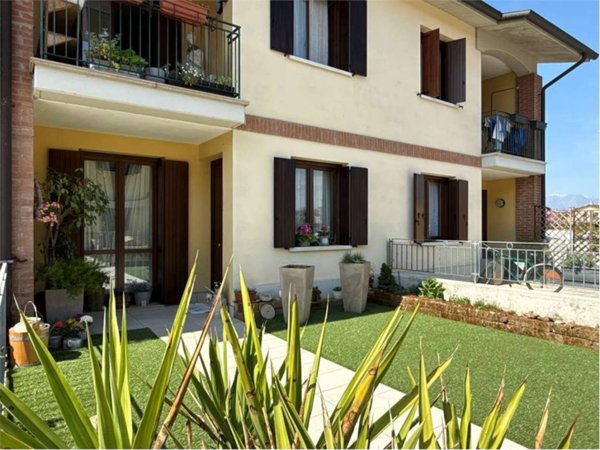 casa indipendente in vendita ad Isola Vicentina in zona Castelnovo