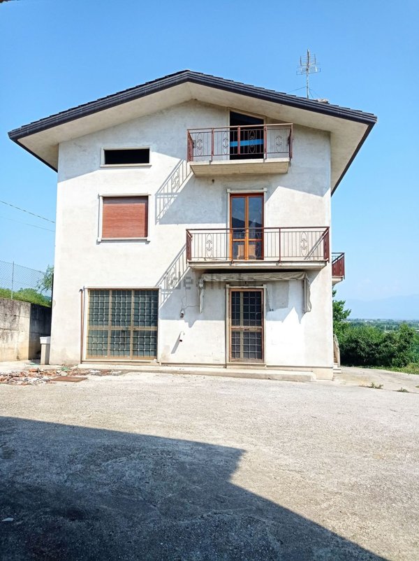 casale in vendita ad Isola Vicentina in zona Castelnovo