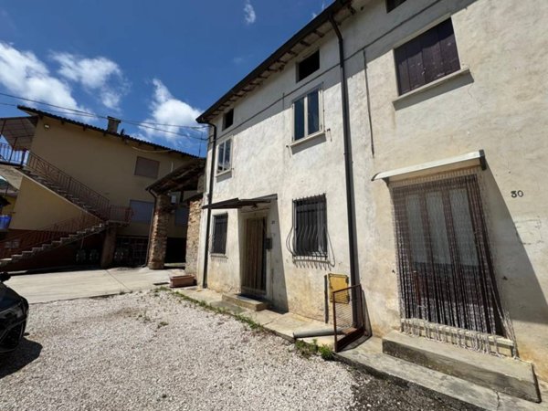 casa indipendente in vendita ad Isola Vicentina in zona Castelnovo