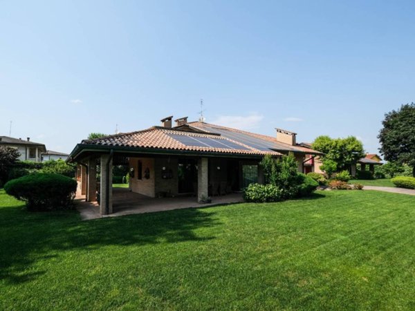 casa indipendente in vendita ad Isola Vicentina in zona Castelnovo