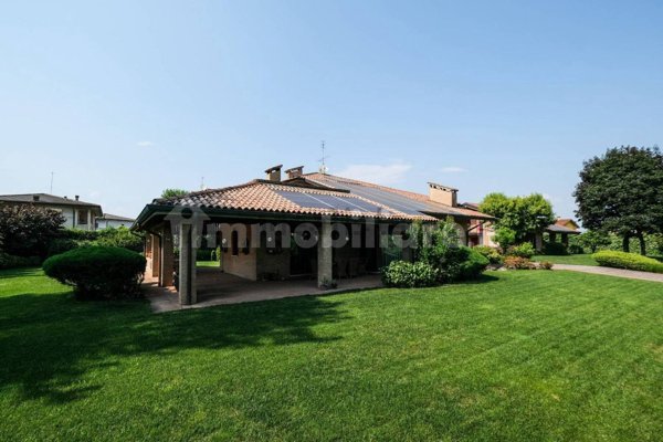 casa indipendente in vendita ad Isola Vicentina in zona Castelnovo