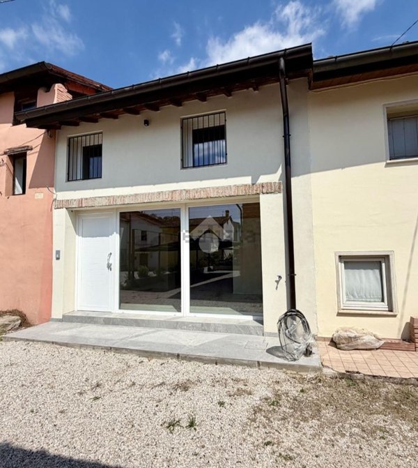 casa indipendente in vendita ad Isola Vicentina in zona Castelnovo
