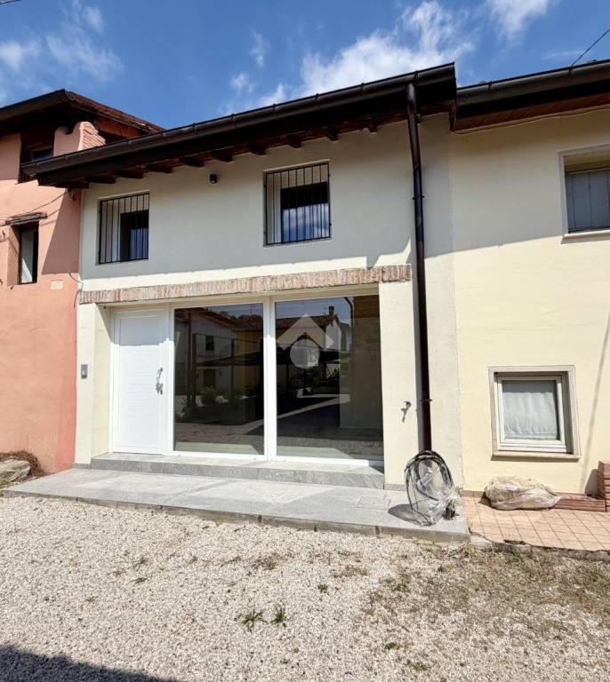 casa indipendente in vendita ad Isola Vicentina in zona Castelnovo