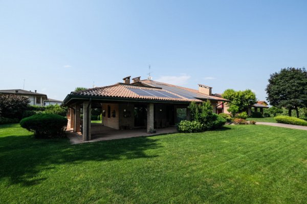 casa indipendente in vendita ad Isola Vicentina in zona Castelnovo