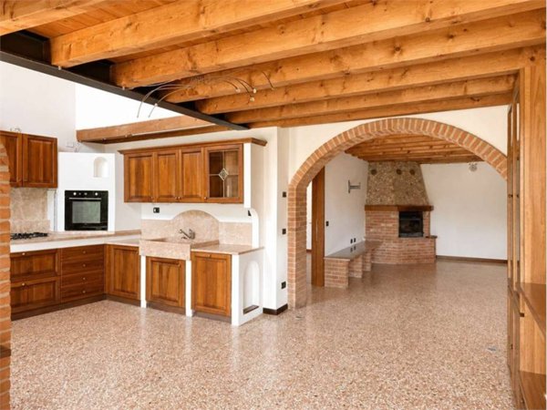 casa indipendente in vendita ad Isola Vicentina in zona Castelnovo