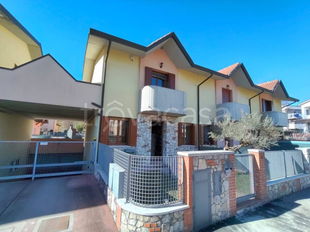 casa indipendente in vendita ad Isola Vicentina in zona Castelnovo