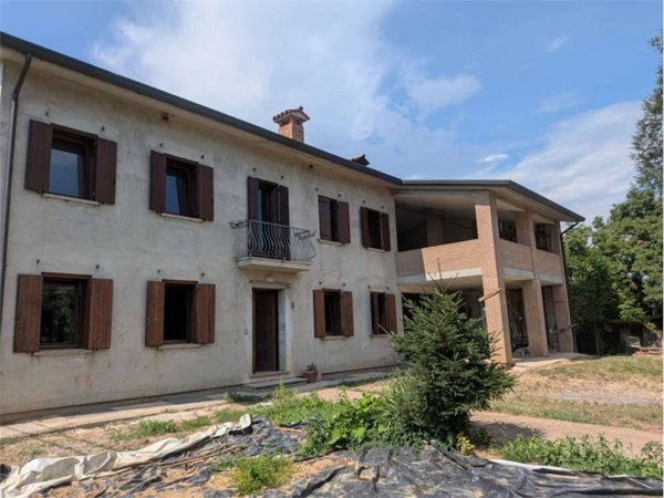casa indipendente in vendita ad Isola Vicentina in zona Castelnovo