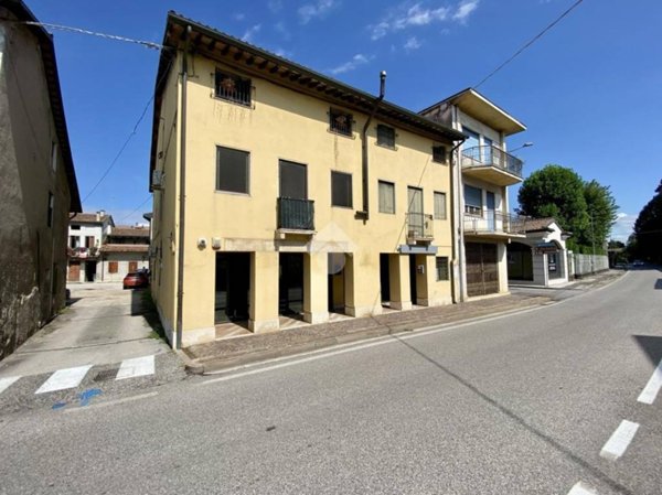 negozio in vendita ad Isola Vicentina in zona Castelnovo