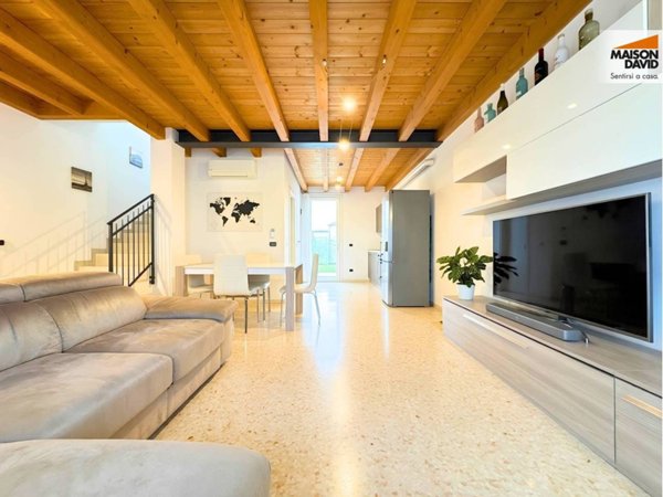 casa indipendente in vendita ad Isola Vicentina in zona Castelnovo
