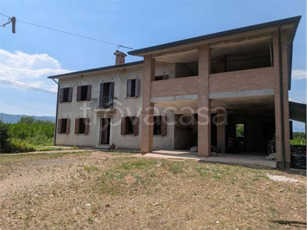 casa indipendente in vendita ad Isola Vicentina in zona Castelnovo