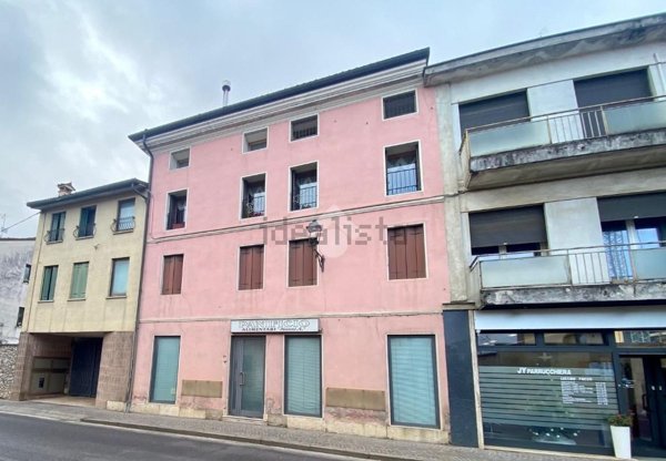 casa indipendente in vendita ad Isola Vicentina in zona Castelnovo