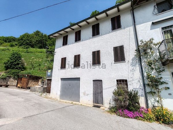 casa indipendente in vendita a Laghi