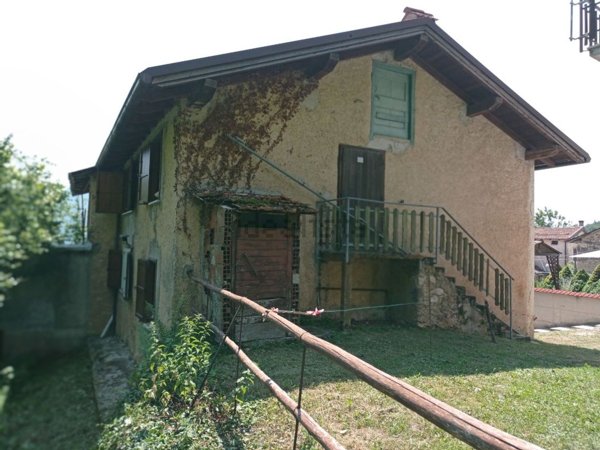 esavano in vendita a Laghi