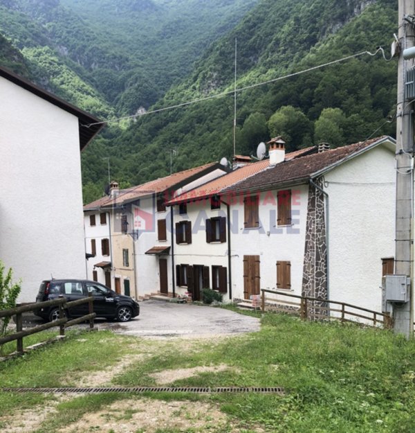 casa indipendente in vendita a Laghi