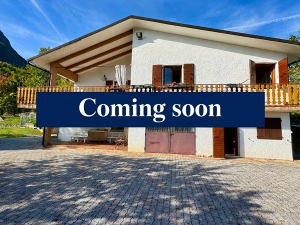 casa indipendente in vendita a Laghi