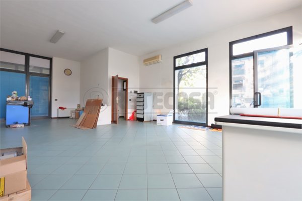 locale commerciale in vendita a Longare in zona Costozza