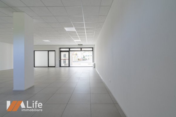 locale commerciale in vendita a Longare in zona Costozza