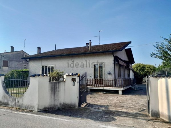 casa indipendente in vendita a Lonigo in zona Bagnolo
