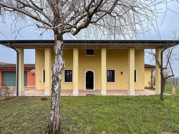 casa indipendente in vendita a Lonigo in zona Lobia Vicentina