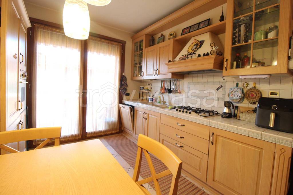 appartamento in vendita a Lonigo in zona Almisano