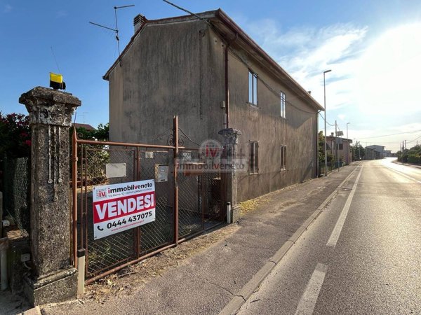 casa indipendente in vendita a Lonigo in zona Lobia Vicentina