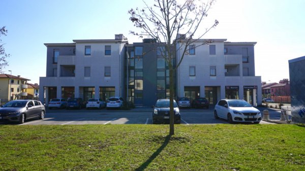 negozio in vendita a Malo in zona Molina