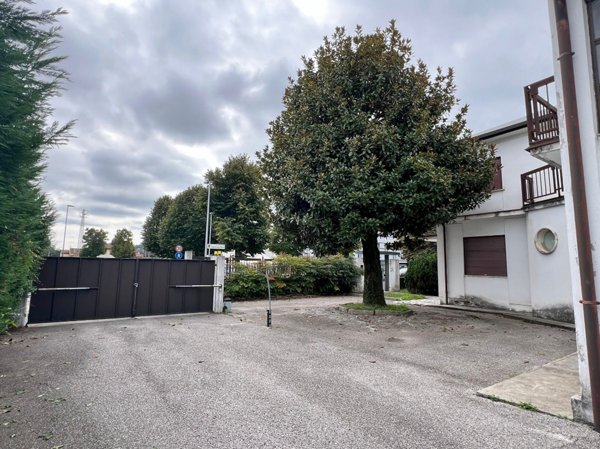 locale commerciale in vendita a Malo in zona Case