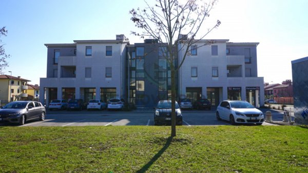 negozio in vendita a Malo in zona Molina