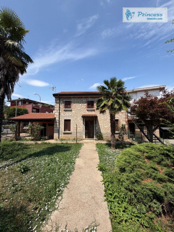 casa indipendente in vendita a Malo in zona Case