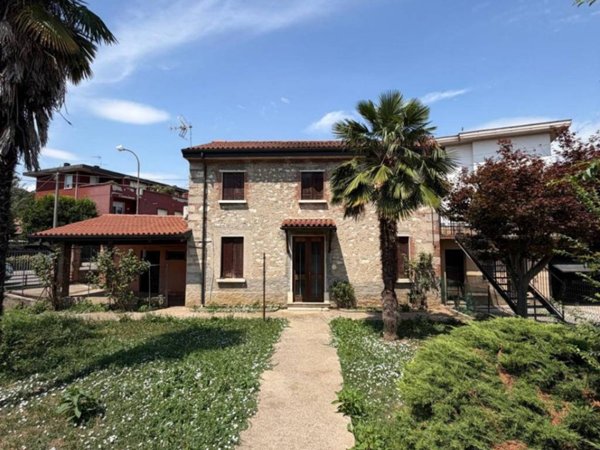 casa indipendente in vendita a Malo in zona Case