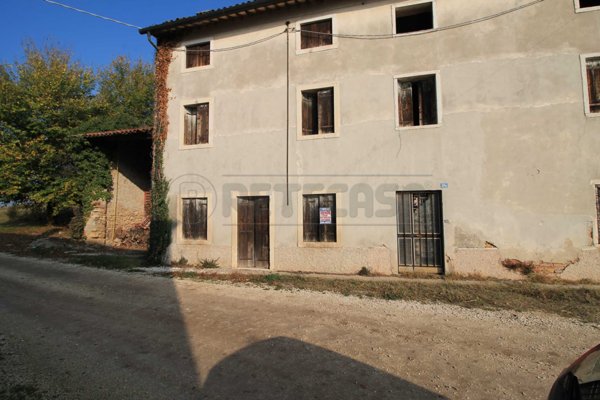 casa indipendente in vendita a Montebello Vicentino in zona Agugliana