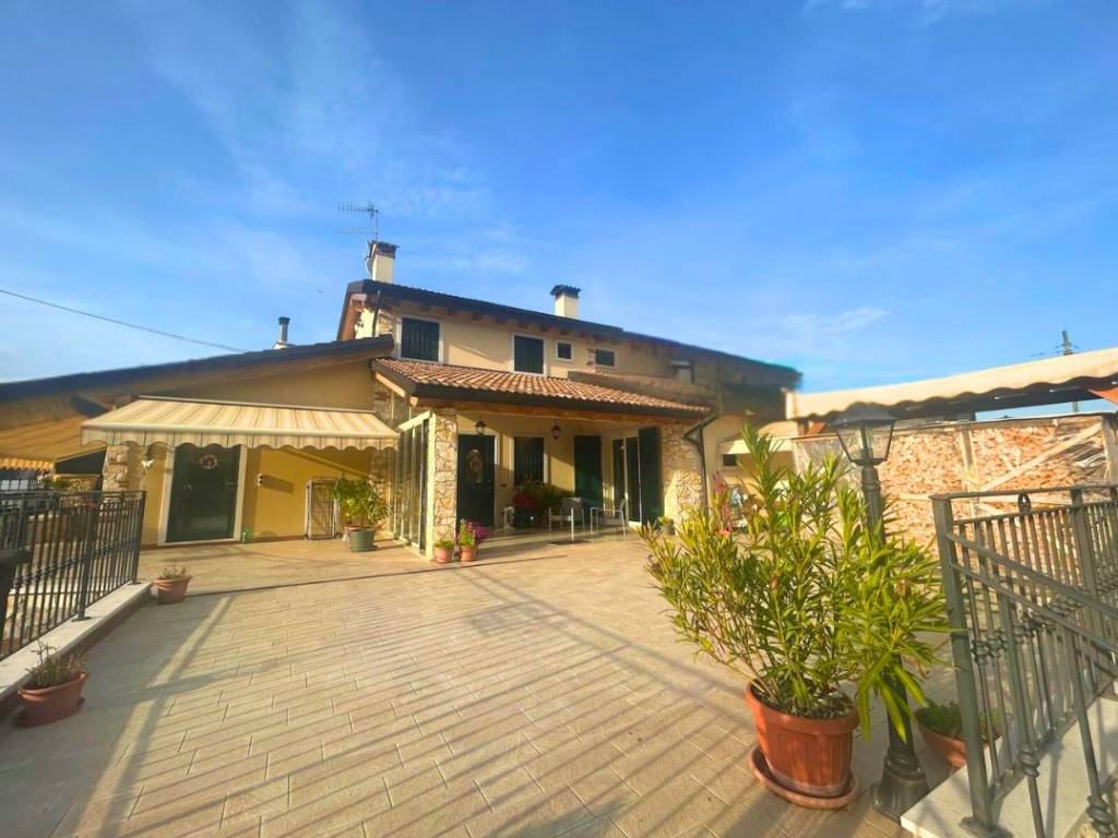 casa indipendente in vendita a Montebello Vicentino