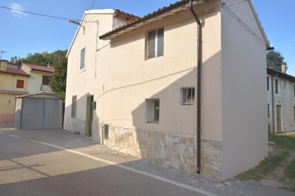 casa indipendente in vendita a Montebello Vicentino