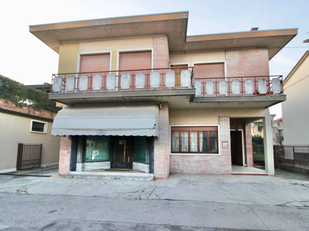 casa indipendente in vendita a Montecchio Maggiore in zona Alte Ceccato