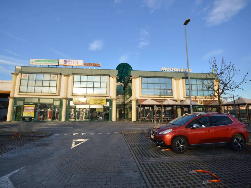 negozio in vendita a Montecchio Maggiore in zona Alte Ceccato