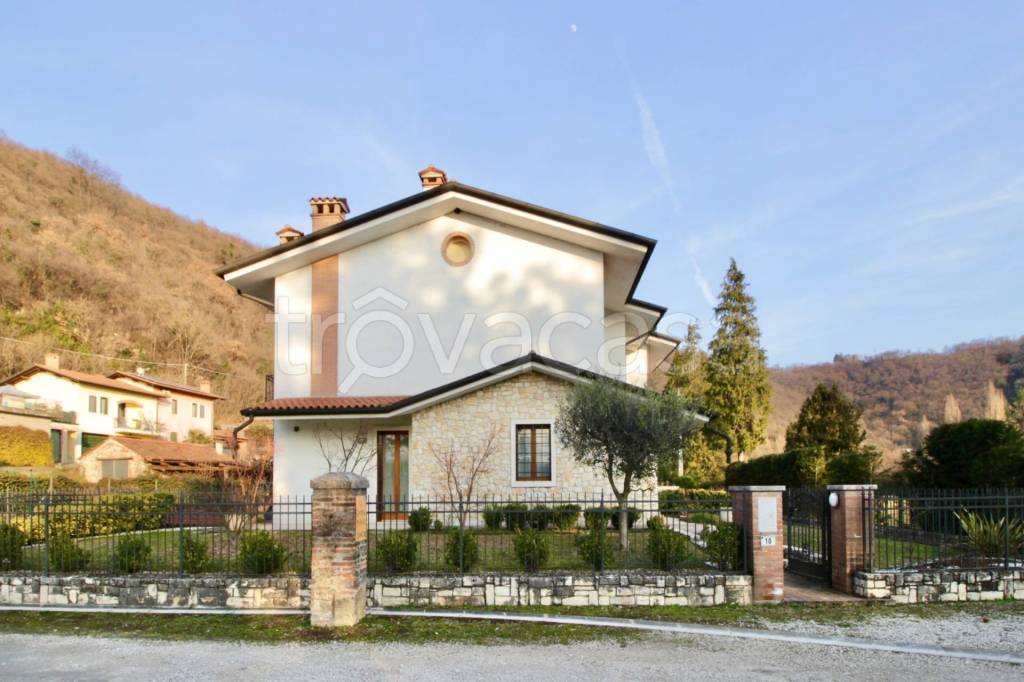 casa indipendente in vendita a Montecchio Maggiore in zona Ghisa