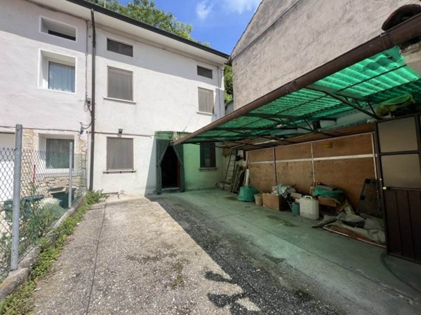 casa indipendente in vendita a Montecchio Maggiore in zona Santissima Trinità