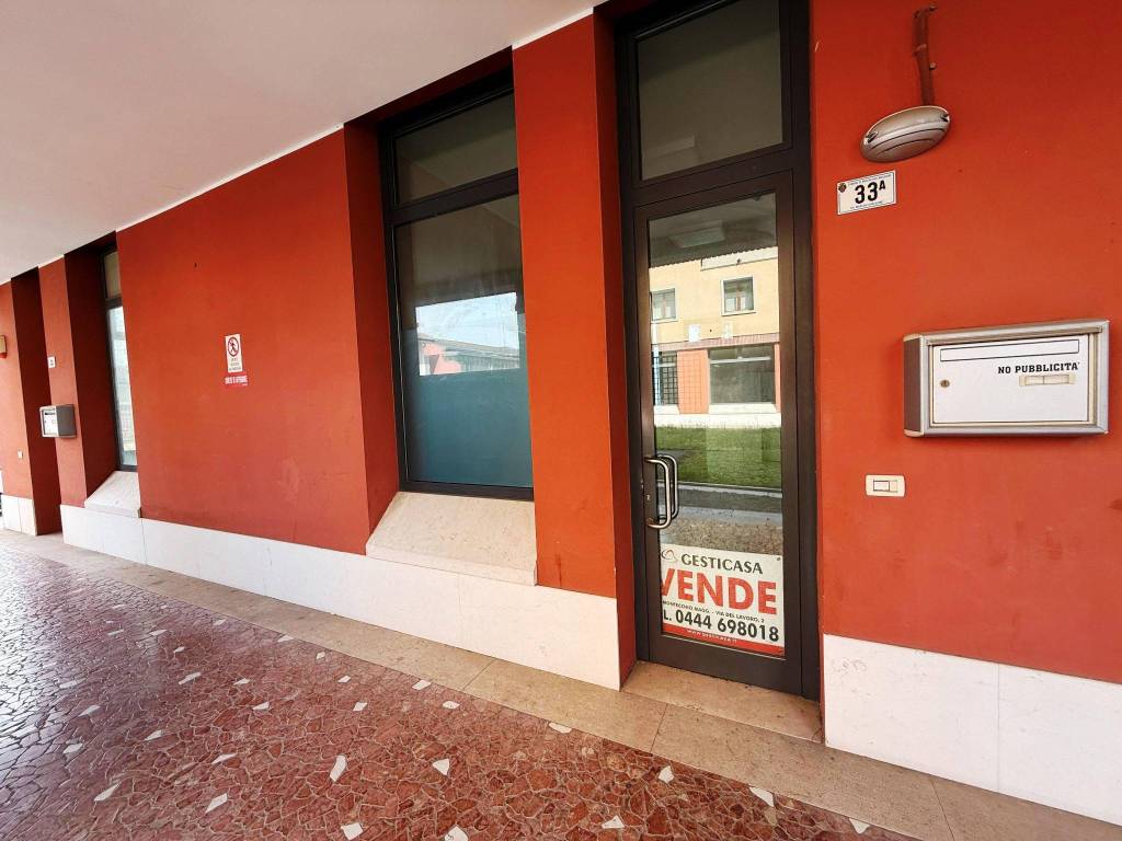 negozio in vendita a Montecchio Maggiore in zona Alte Ceccato