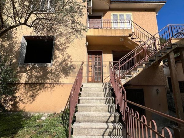 casa indipendente in vendita a Montecchio Maggiore in zona Santissima Trinità
