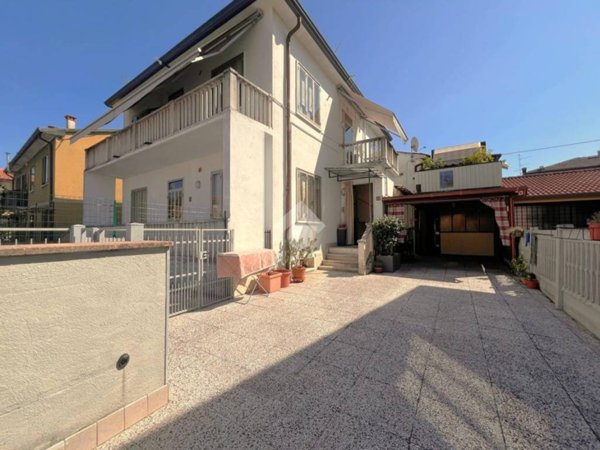 casa indipendente in vendita a Montecchio Maggiore in zona Alte Ceccato